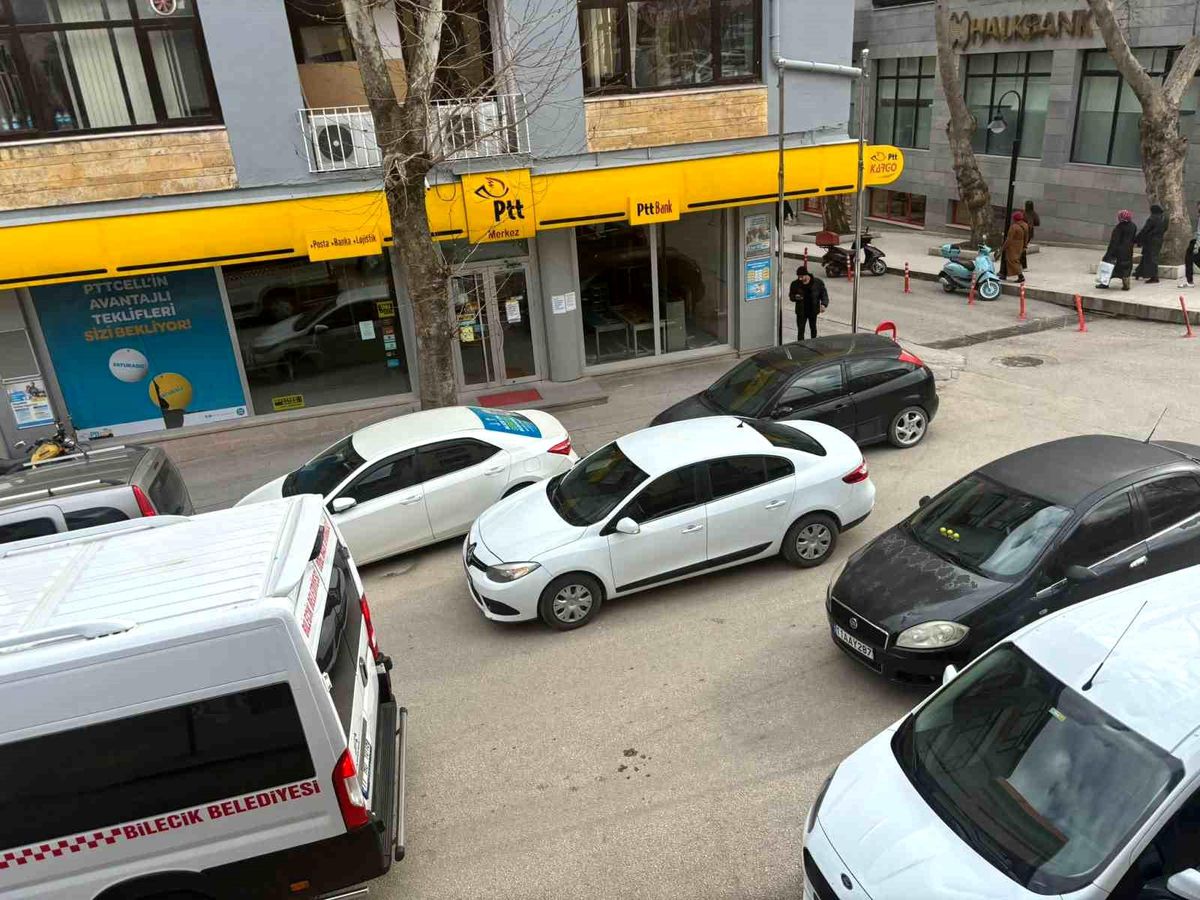 Bilecik\'te hatalı park yapan sürücüler trafiği felç ediyor