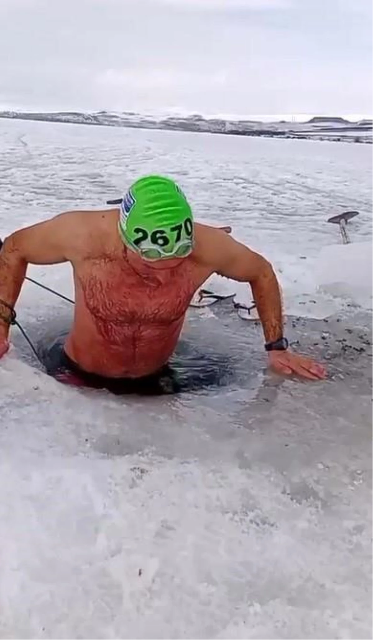 Kars\'ta Genç, Çıldır Gölü\'nde Buzlu Suya Girerek Rekor Denemesi Yaptı