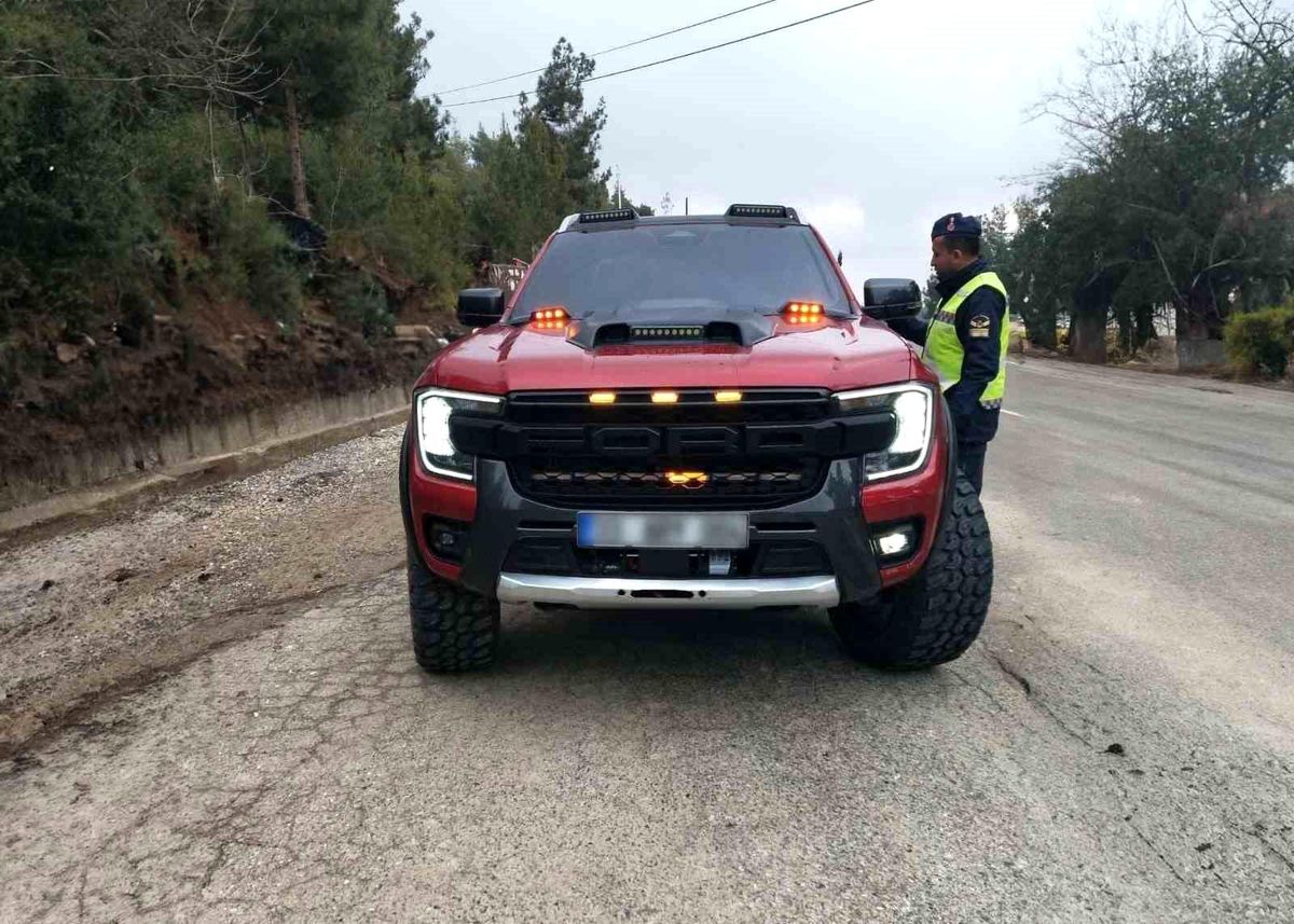 Mersin\'de Çakar Lamba ve Siren Takanlara Ceza Kesildi
