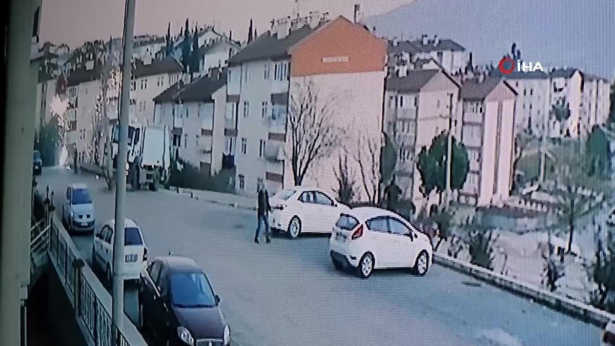 Çöp kamyonu aydınlatma direğine çarptı
