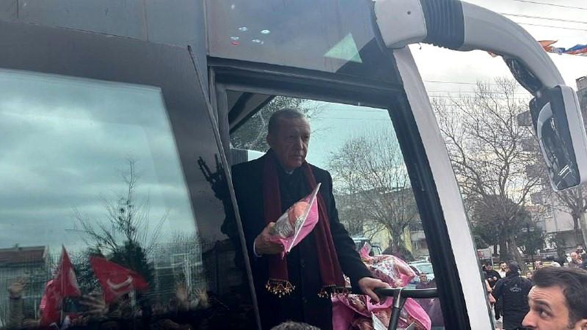 Cumhurbaşkanı Erdoğan Balıkesir\'de Sevgi Gösterileriyle Karşılandı