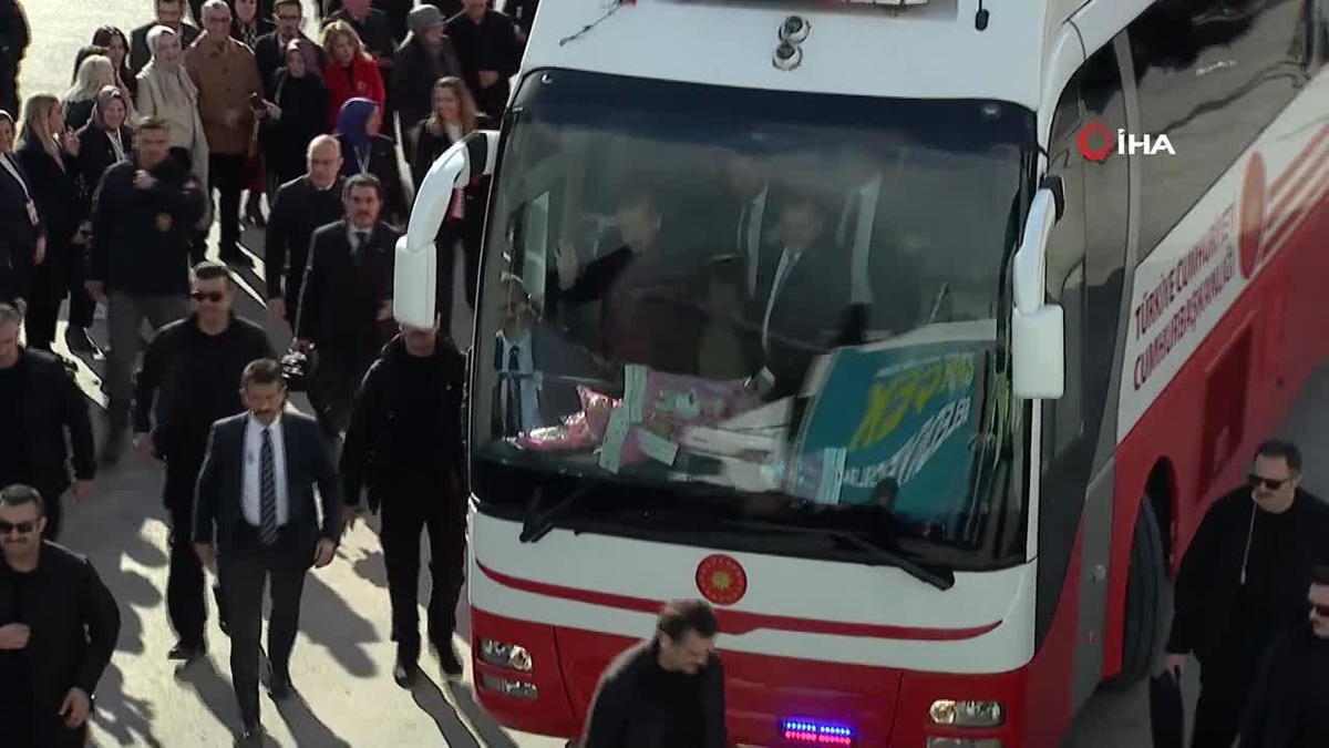 Cumhurbaşkanı Erdoğan: "İstanbul\'daki komediyi görüyorsunuz, takibe diyorsunuz. Kaybedeceklerini görünce sağa sola saldırmaya başladılar"