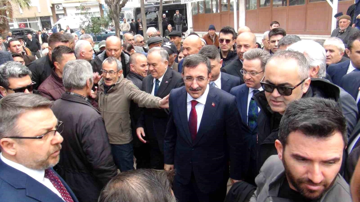 Cumhurbaşkanı Yardımcısı Cevdet Yılmaz Manisa\'da Vatandaşları Ziyaret Etti