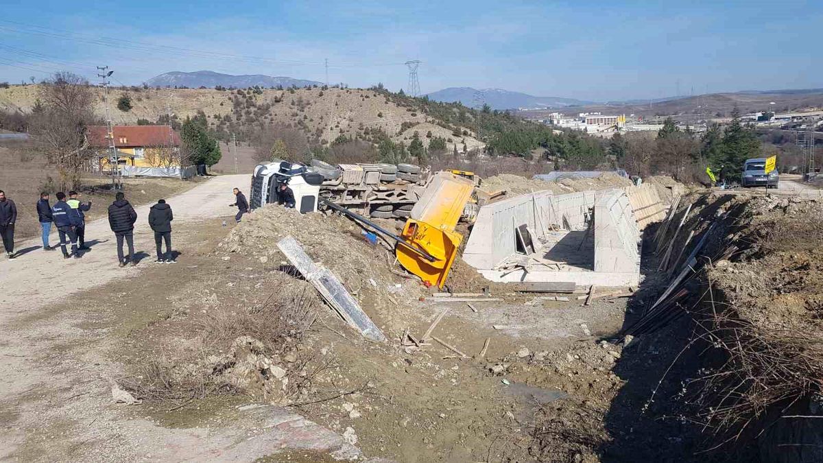 Safranbolu\'da hafriyat kamyonu devrildi, sürücü yaralandı