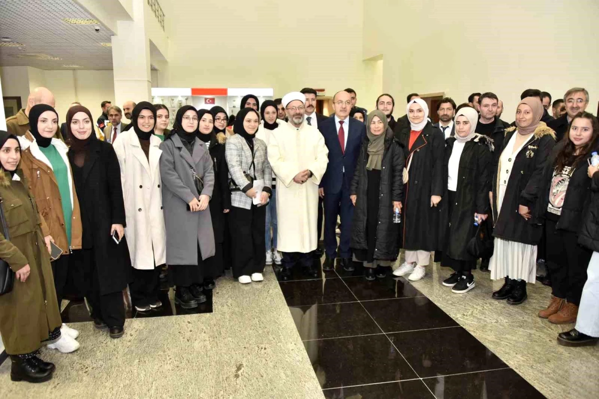Diyanet İşleri Başkanı Ali Erbaş, Gümüşhane Üniversitesi\'nde öğrencilerle buluştu