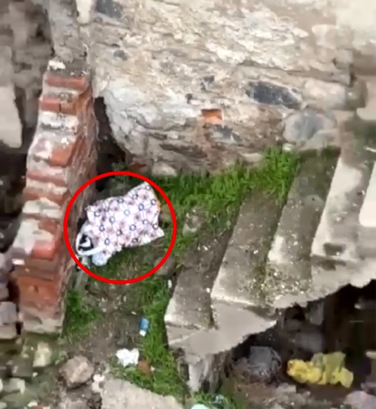Diyarbakır\'da terk edilmiş bebek metruk evde bulundu