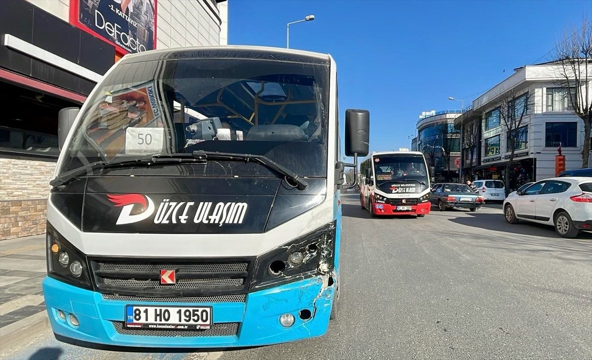 Düzce\'de Minibüs ile Hafif Ticari Araç Çarpıştı: 2 Yaralı