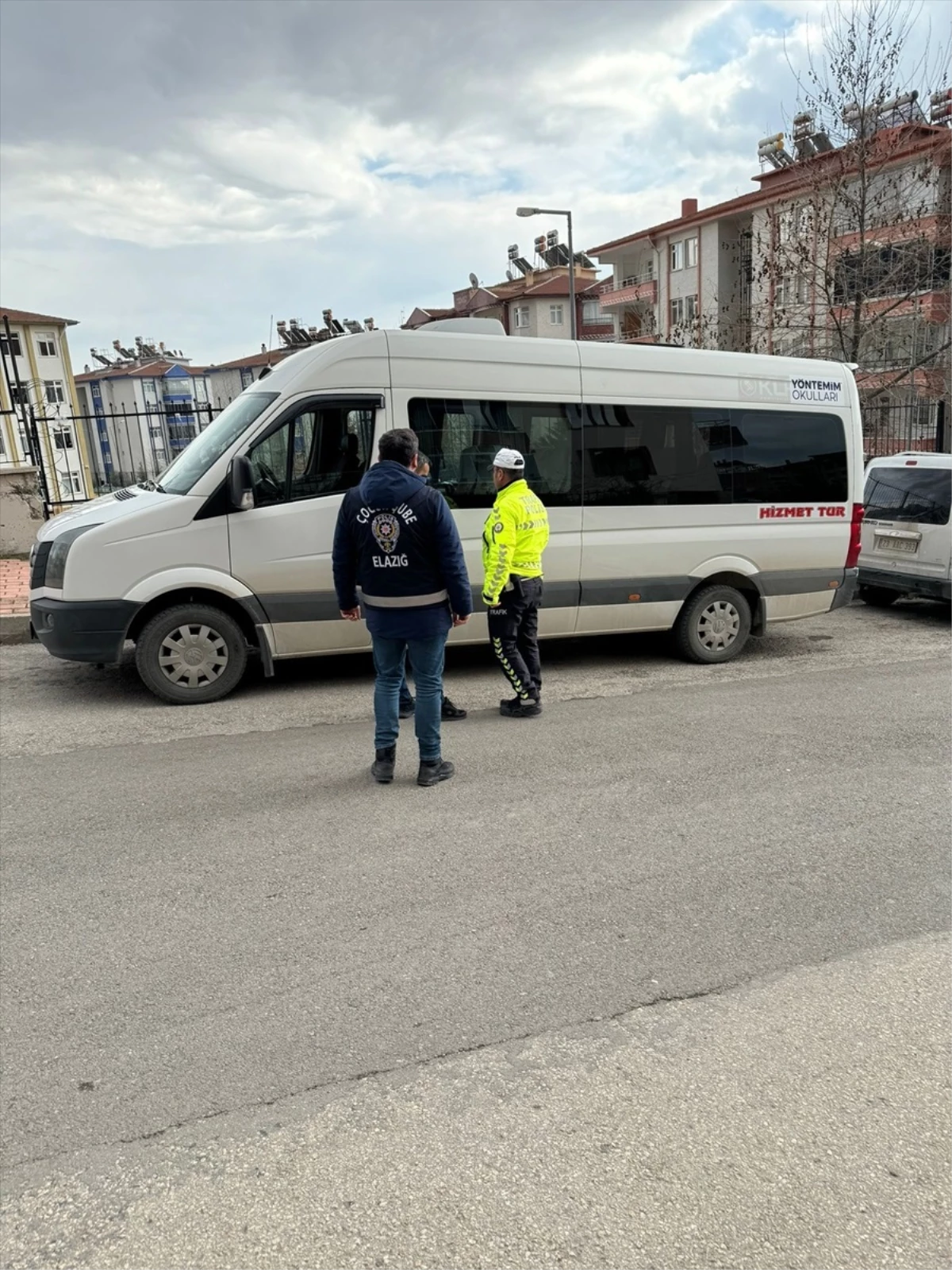 Elazığ\'da polis ekipleri okul önlerinde denetim gerçekleştirdi