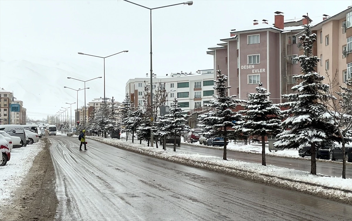 Erzurum, Kars, Ardahan ve Tunceli\'de kar yağışı ile soğuk hava hayatı olumsuz etkiledi