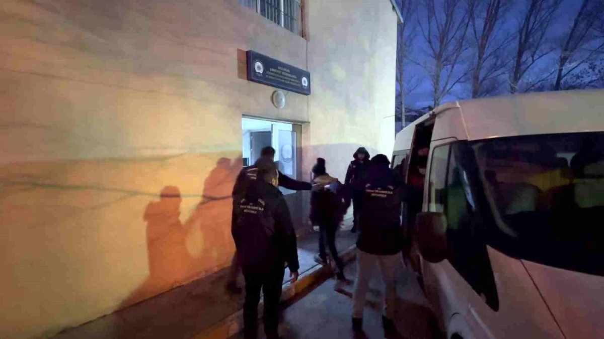 Erzurum Polisi Göçmen Kaçakçılığı Operasyonunda 31 Göçmen ve 3 Taciri Yakaladı