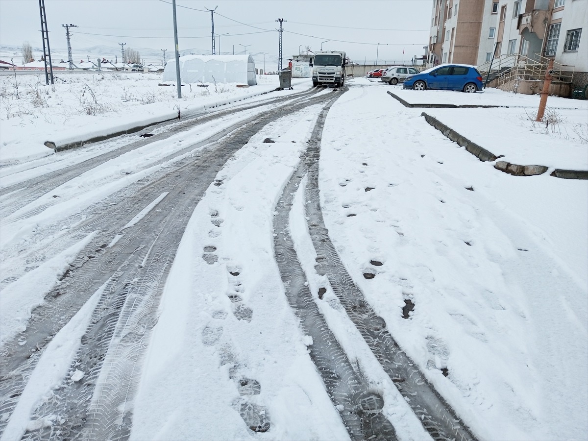 Erzurum ve Ağrı\'da olumsuz hava koşulları nedeniyle 215 yerleşim yerine ulaşım sağlanamıyor