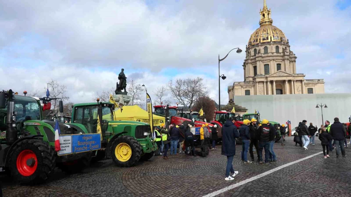 Fransız Çiftçiler Tarım Bakanlığı\'na Yol Kapattı