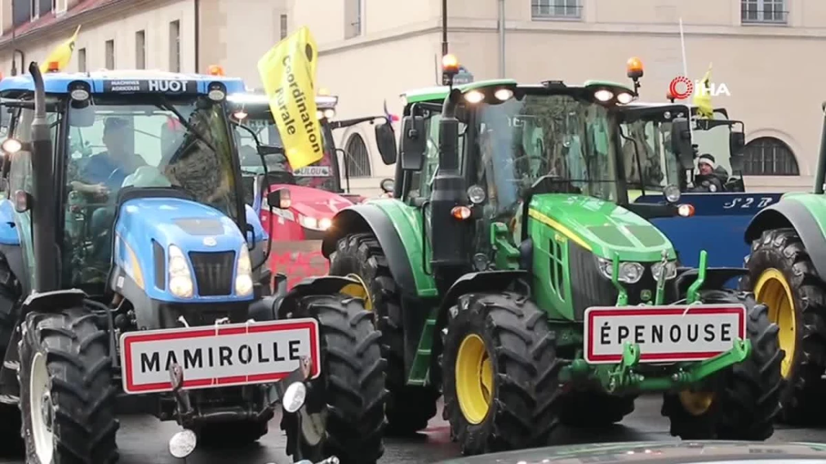 Fransa\'da çiftçiler traktörleriyle yol kapattı