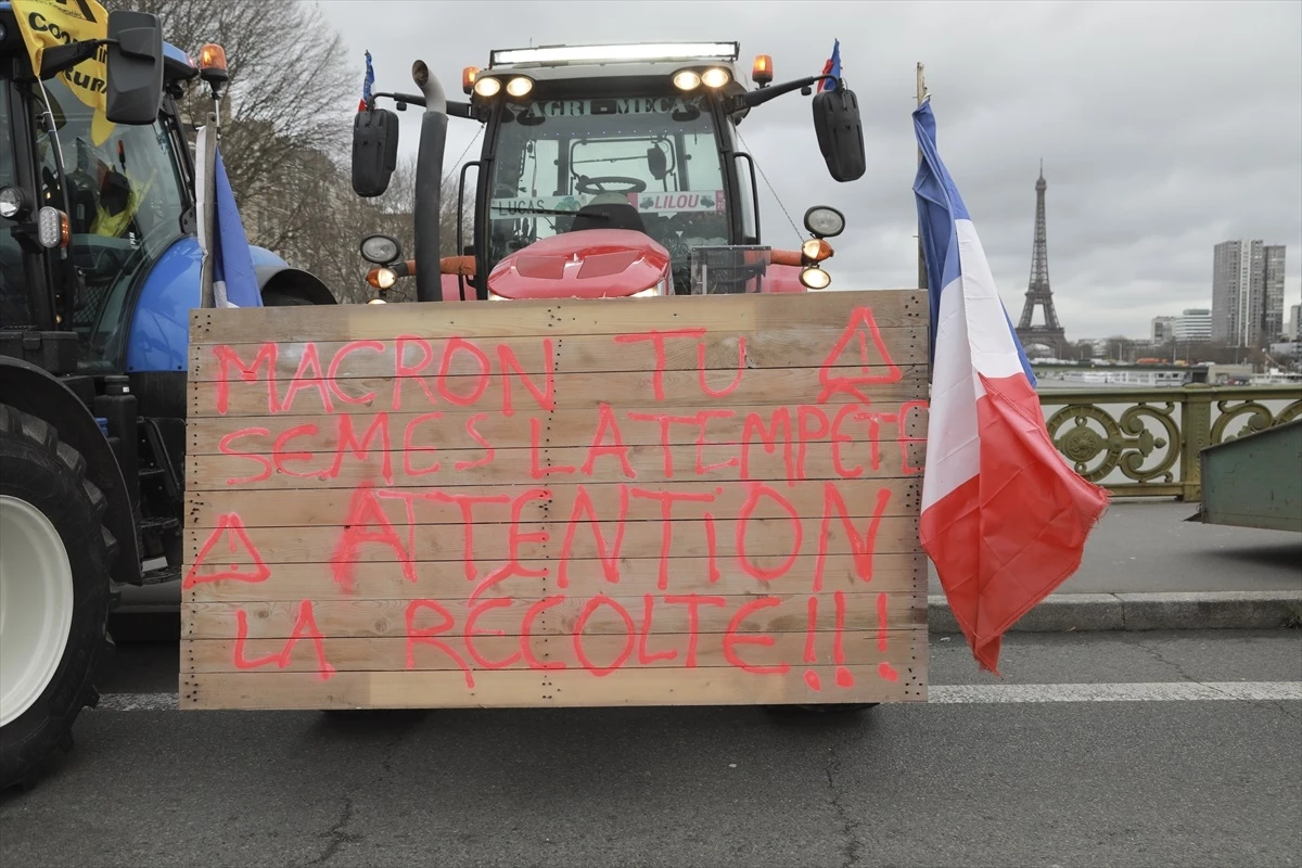 Çiftçiler, Fransa\'nın başkentindeki trafiği traktörleriyle durdurdu