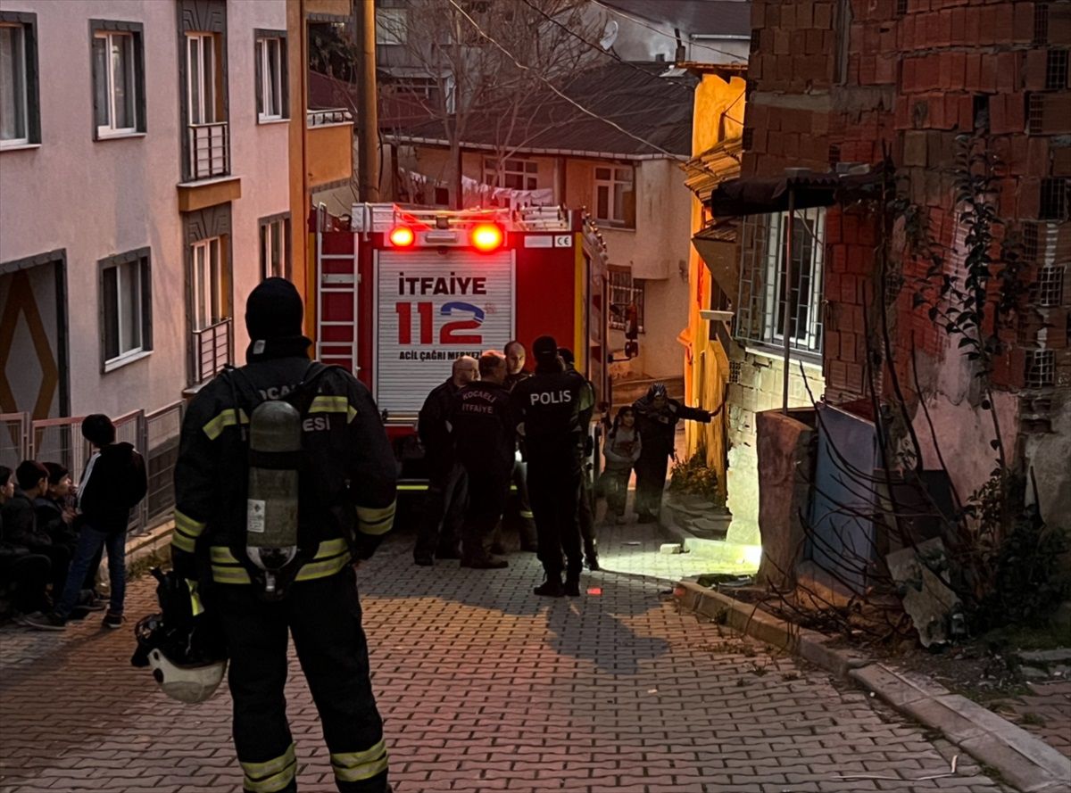 Gebze\'de Tek Katlı Evde Yangın Çıktı