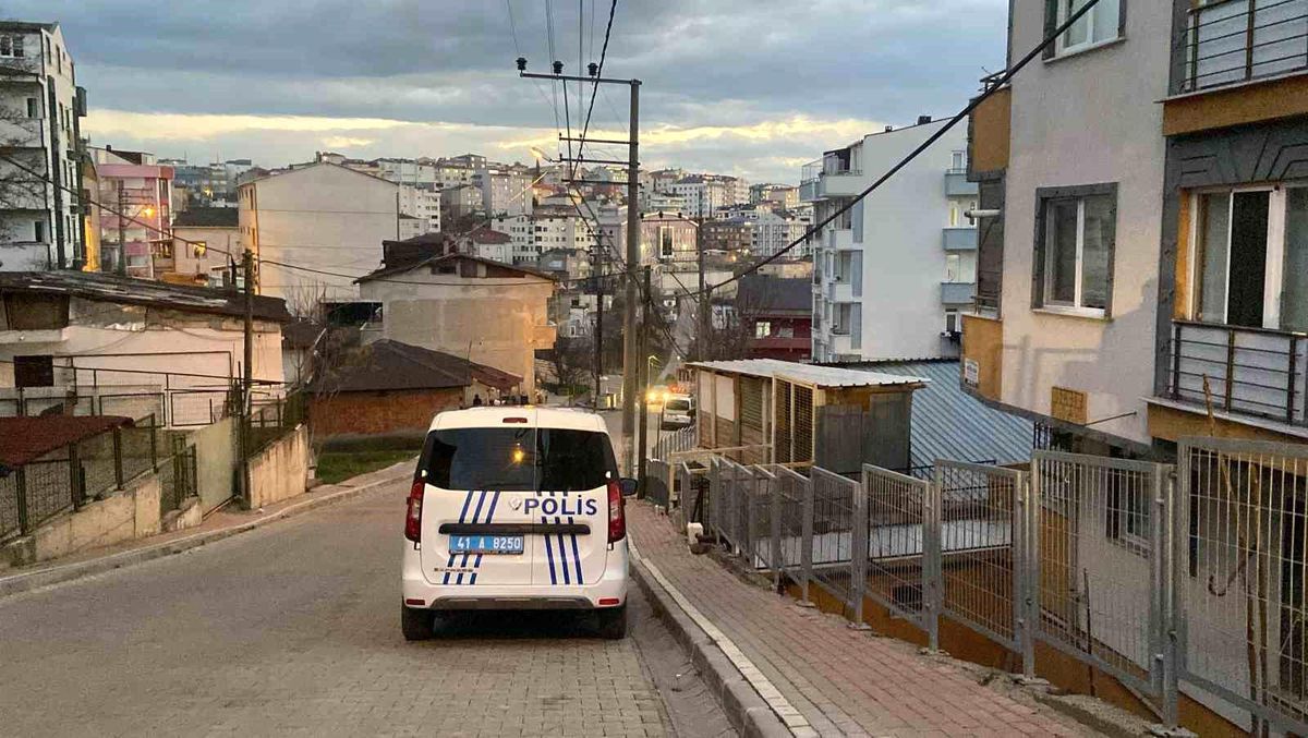 Gebze\'de bir gecekonduda çıkan yangın itfaiye ekiplerince söndürüldü