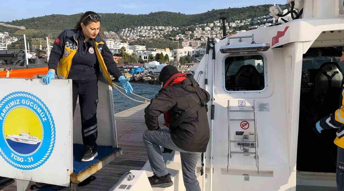 Muğla\'da Gezi Teknesinde Rahatsızlanan Vatandaş Sahil Güvenlik Tarafından Kurtarıldı
