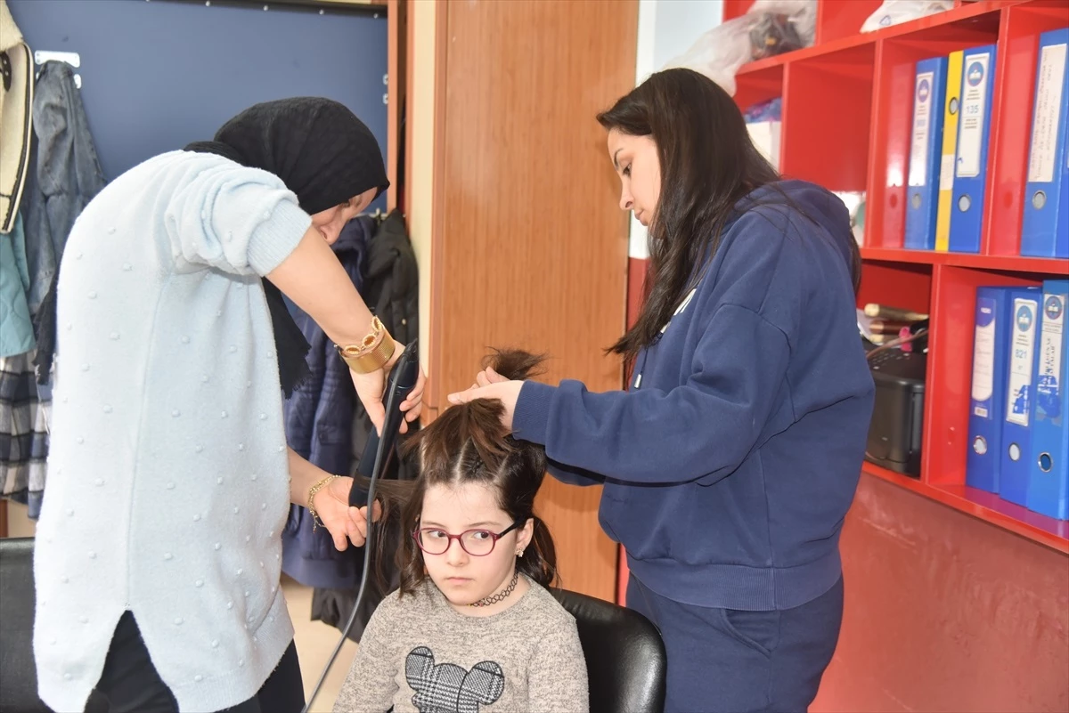 Görele\'deki köy okulunda kız öğrencilere saç bakım hizmeti sunuldu