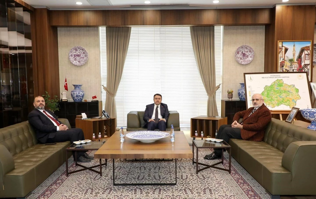 Mushafları İnceleme ve Kıraat Kurulu Başkanı Dr. Hafız Osman Şahin, Kütahya Valisi Musa Işın\'a nezaket ziyaretinde bulundu.