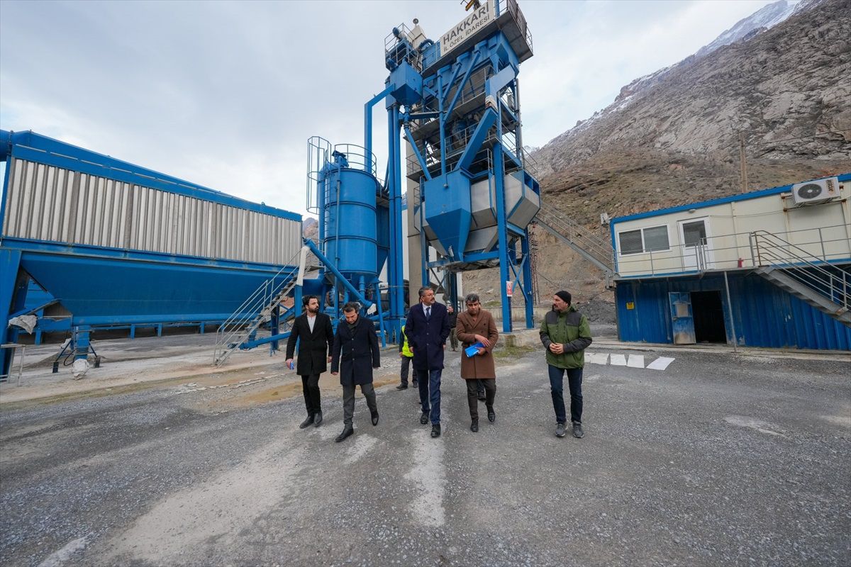 Hakkari Valisi Ali Çelik, sıcak asfalt üretim tesisi incelemelerinde bulundu