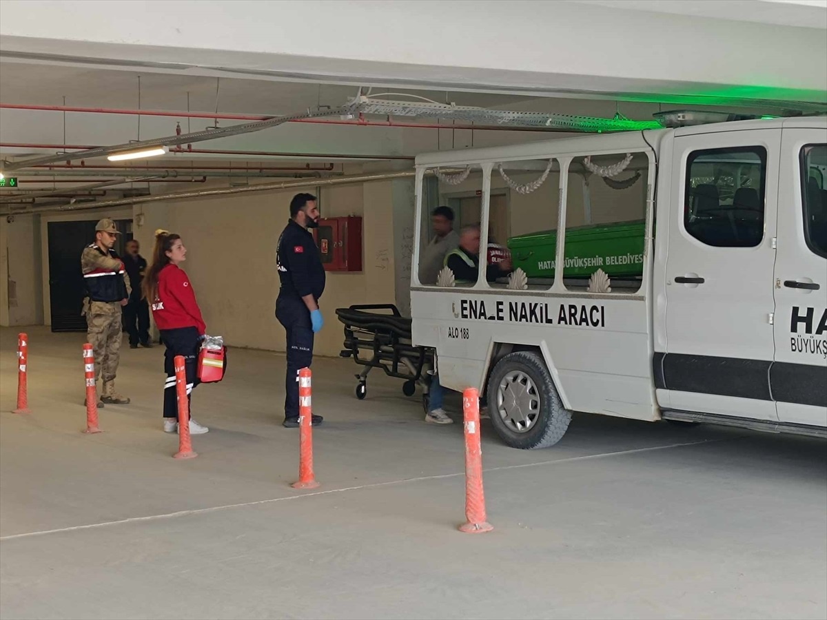 Samandağ\'da otomobil uçuruma yuvarlandı: 1 ölü, 1 yaralı