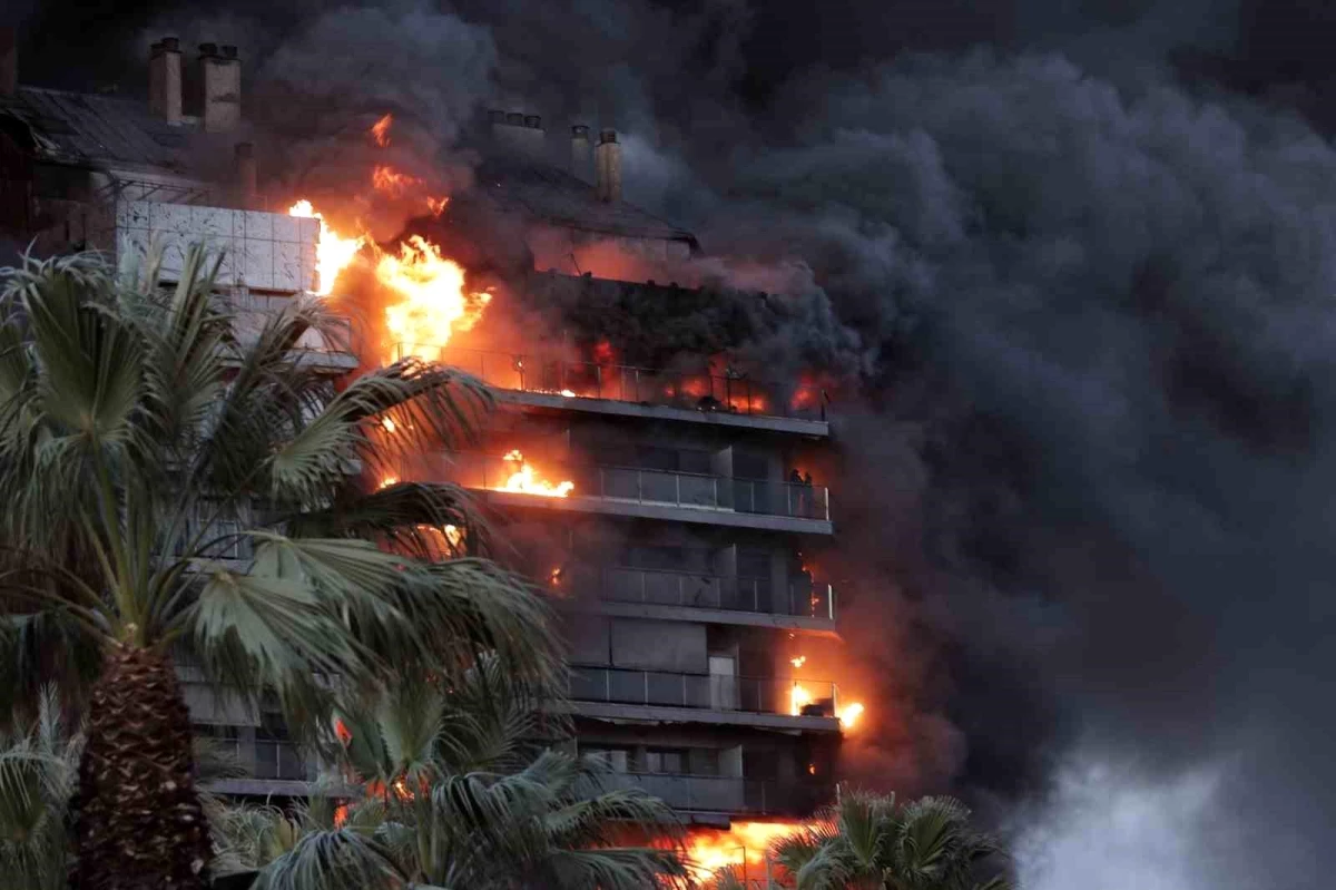 İspanya\'da 14 Katlı Binada Çıkan Yangında 4 Kişi Hayatını Kaybetti