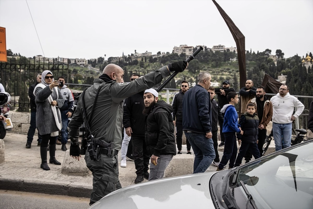 İsrail Polisi Mescid-i Aksa\'da Namaz Kılmak İsteyen Filistinlilere Engel Oluyor