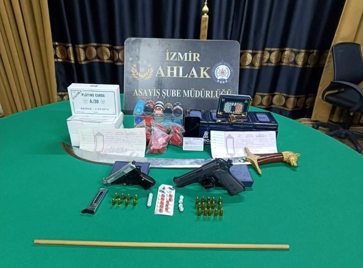 İzmir\'de kumar operasyonu: 15 kişi suçüstü yakalandı, uyuşturucu ve silahlar ele geçirildi
