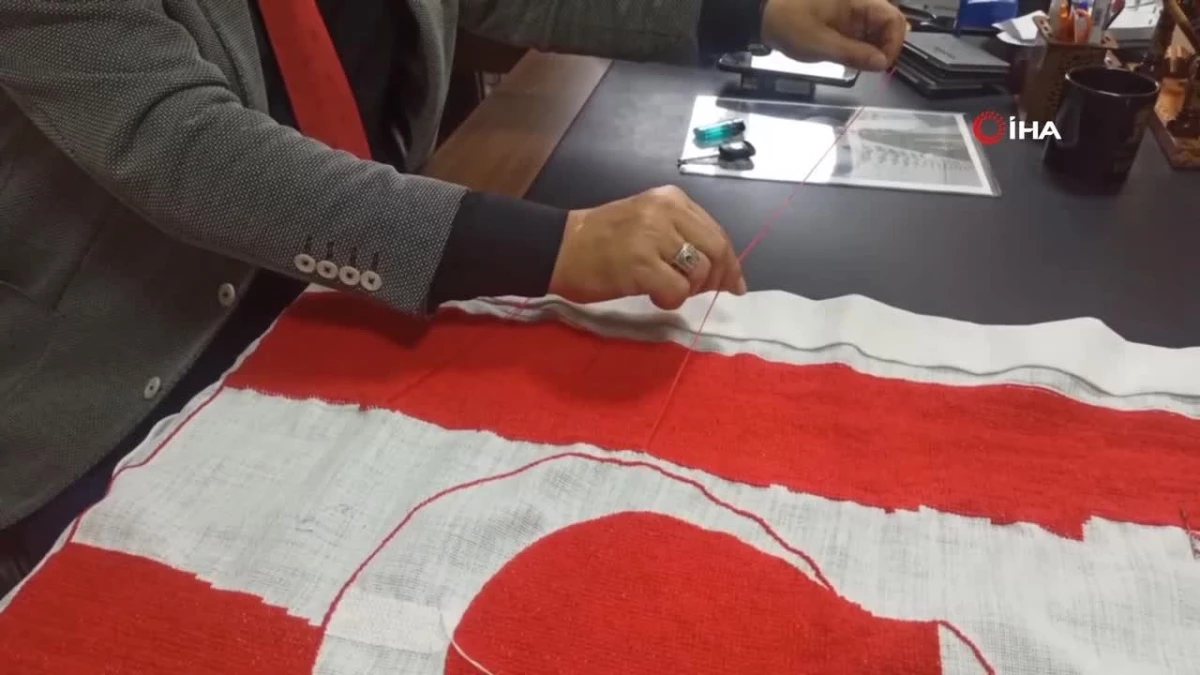 Kahramanmaraş\'ta 7\'den 77\'ye el birliğiyle ilmek ilmek Türk Bayrağı