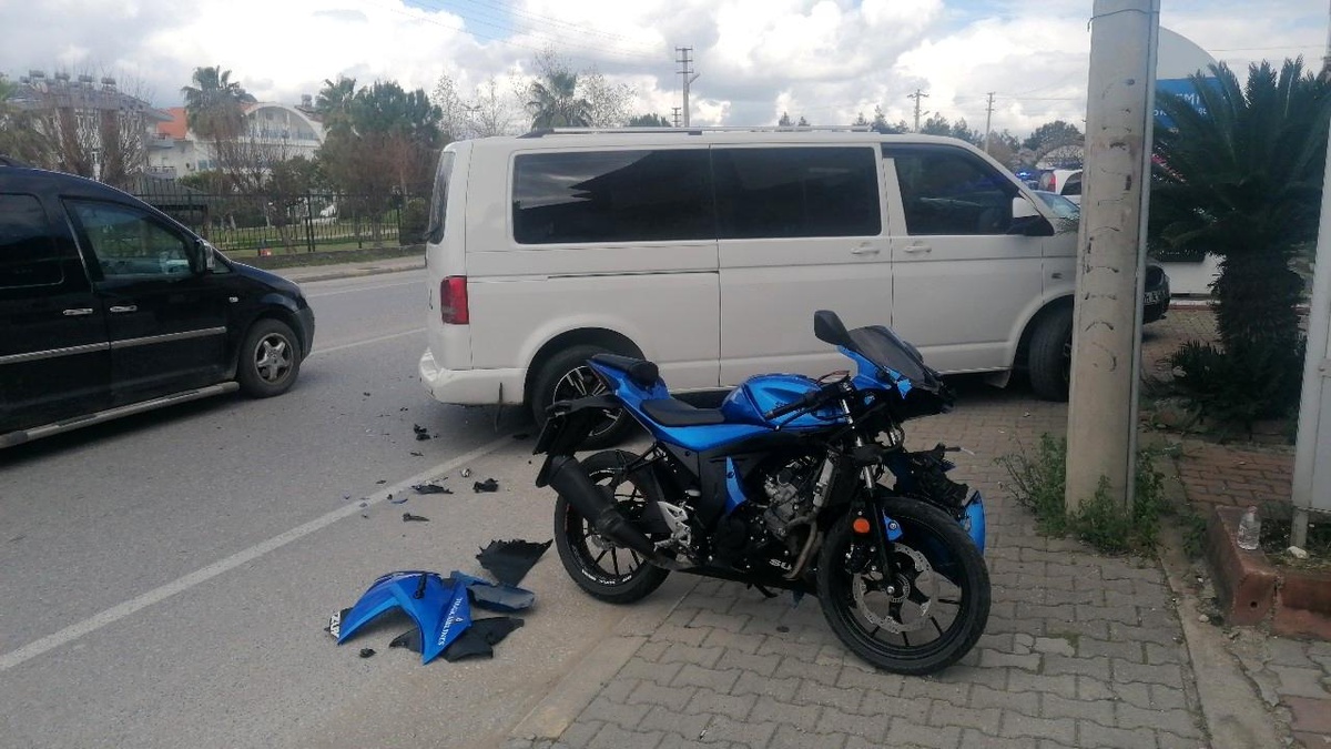 Antalya Manavgat\'ta Kamyonetle Motosiklet Çarpıştı: 1 Yaralı