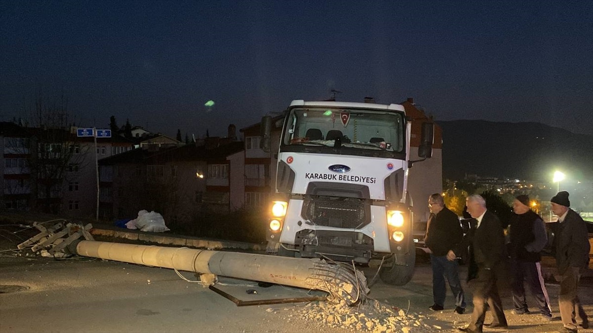 Karabük\'te çöp kamyonu beton elektrik direğine çarptı