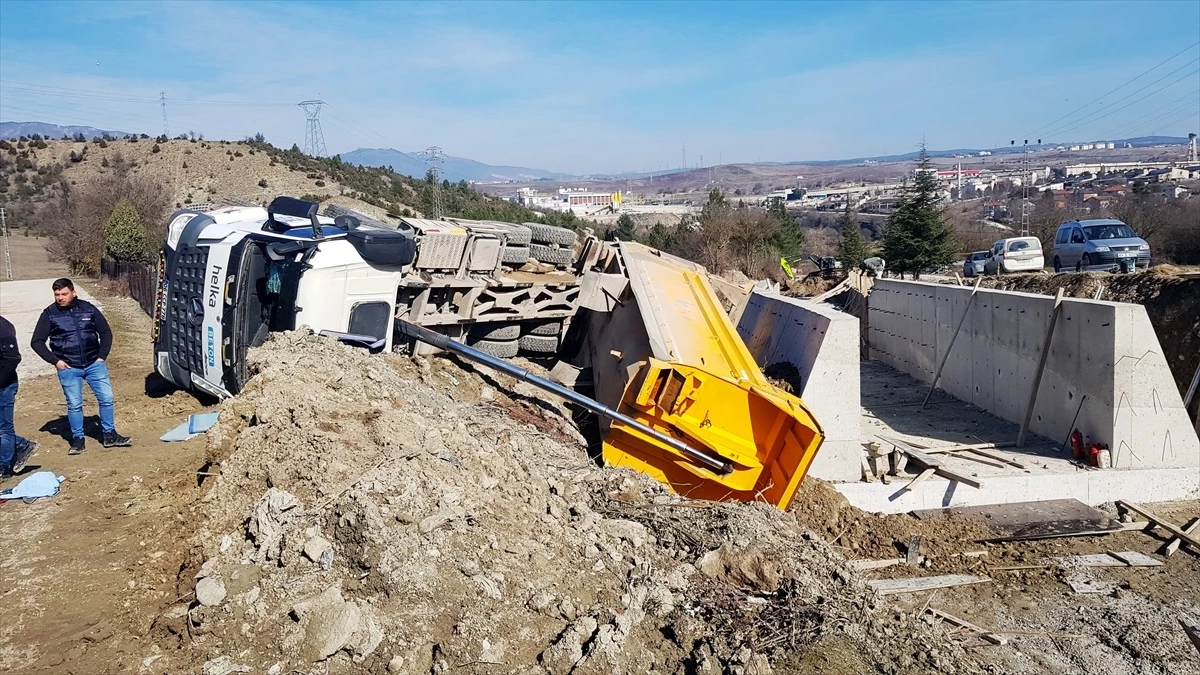 Safranbolu\'da hafriyat kamyonu devrildi, sürücü yaralandı