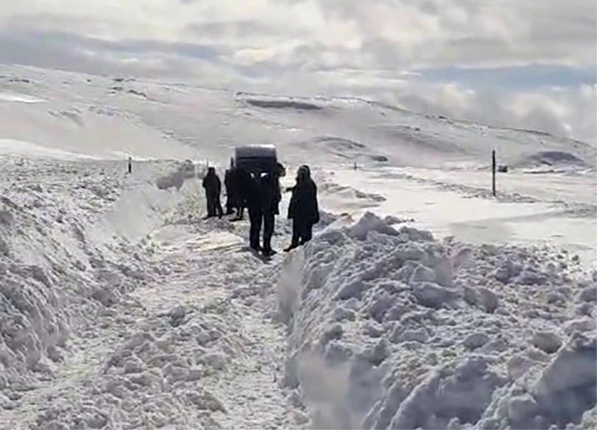 Erzurum-Tekman yolunda kar yağışı nedeniyle Palandöken Geçidi kapanınca vatandaşlar küreklere sarıldı