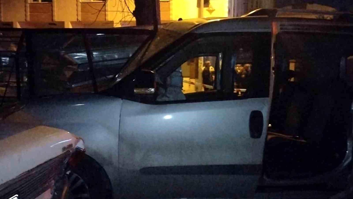 Kartal\'da Otomobil İnşaat Alanına Girdi: 3 Yaralı