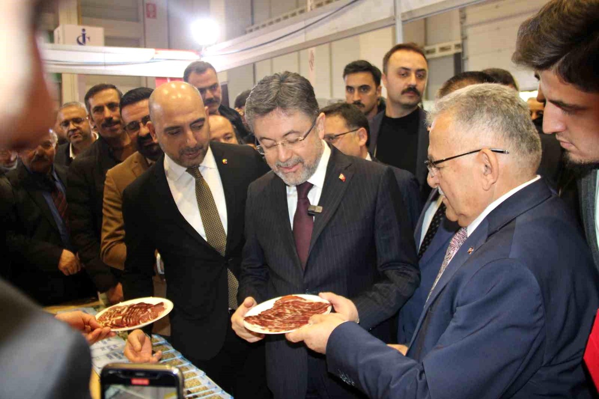 Tarım ve Orman Bakanı Yumaklı, Kayseri Tarım Fuarı\'nı ziyaret etti