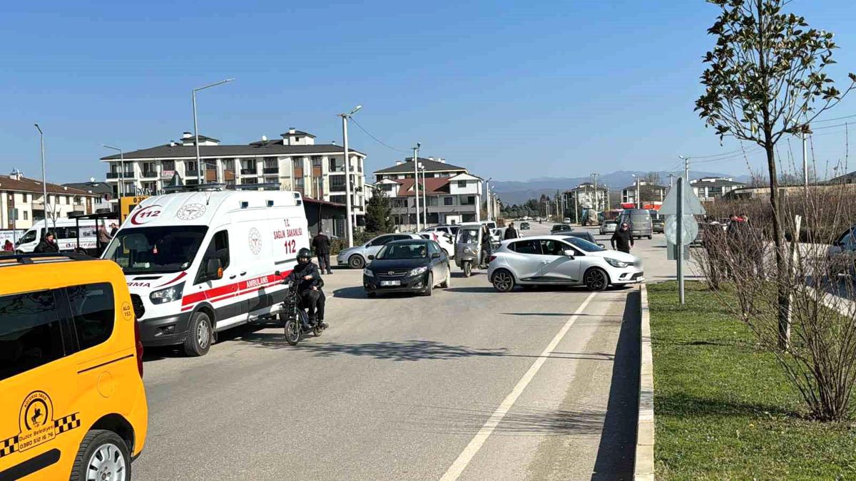 Düzce Terminal Kavşağında Otomobiller Çarpıştı, 2 Kişi Hafif Yaralandı