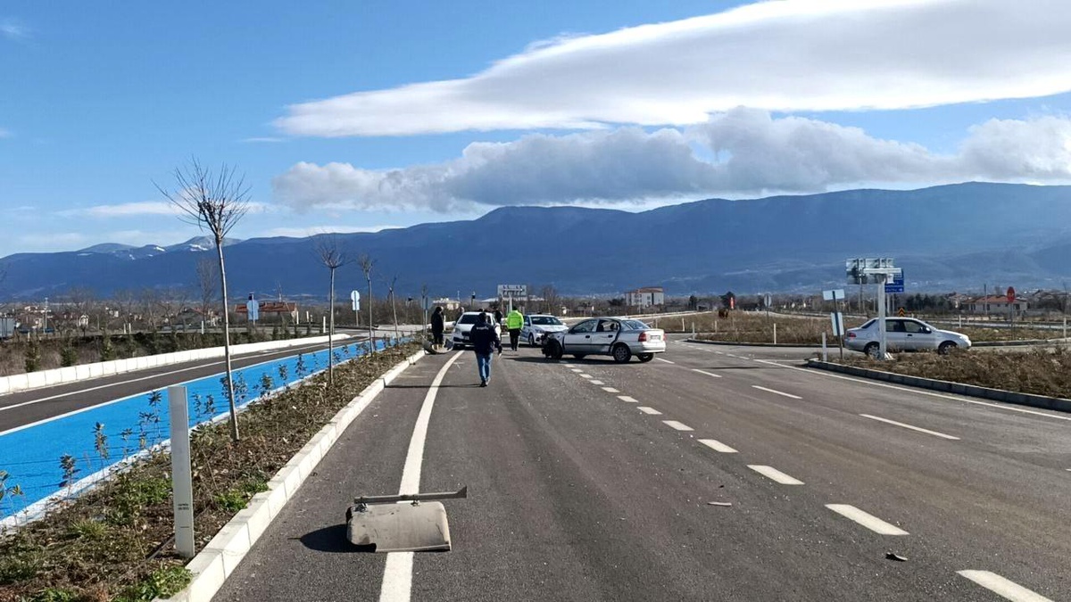 Bolu Güney Çevre Yolu\'nda Kazaların Yaşandığı Kavşağa Trafik Işık Sistemi Kuruldu