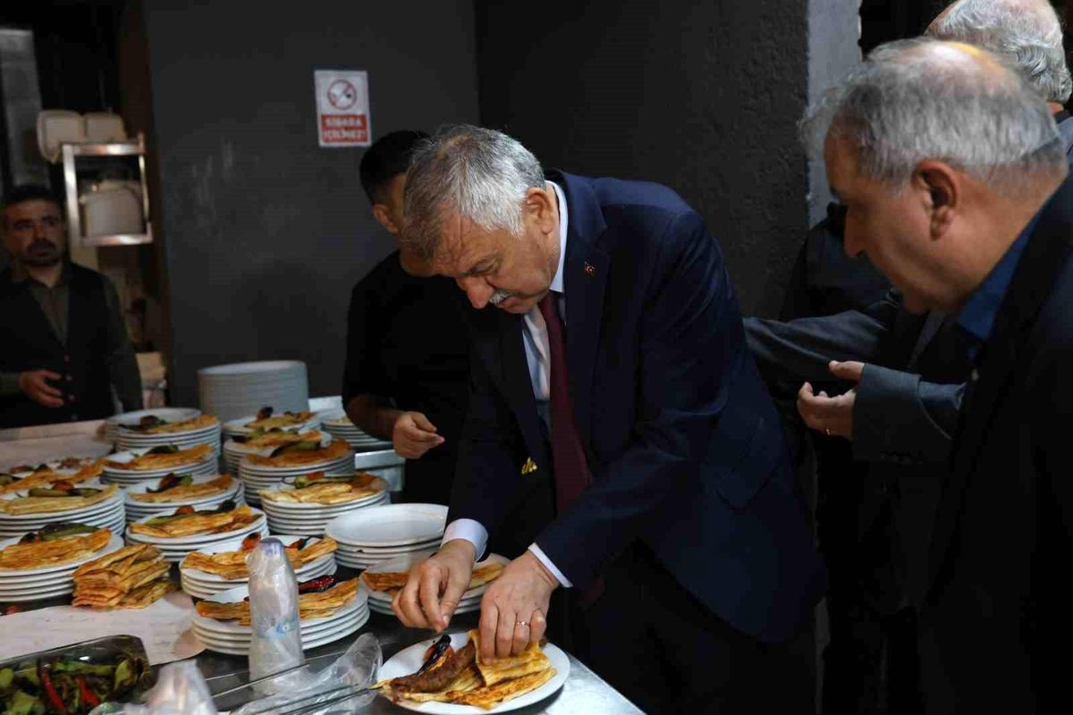 Adanalı kebapçının açılışta ücretsiz kebap dağıtması izdihama yol açtı