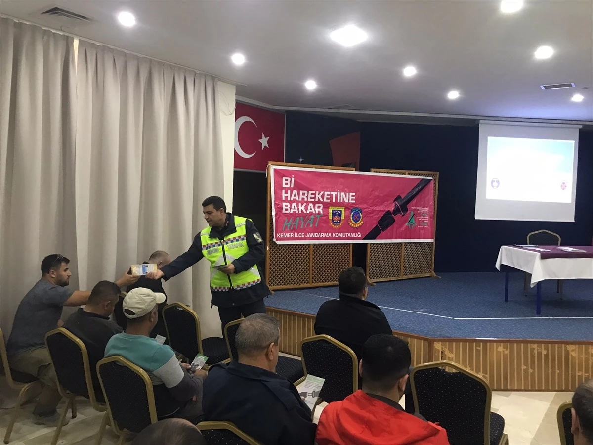Kemer'de ağır tonajlı yük taşıyan araç sürücülerine eğitim verildi