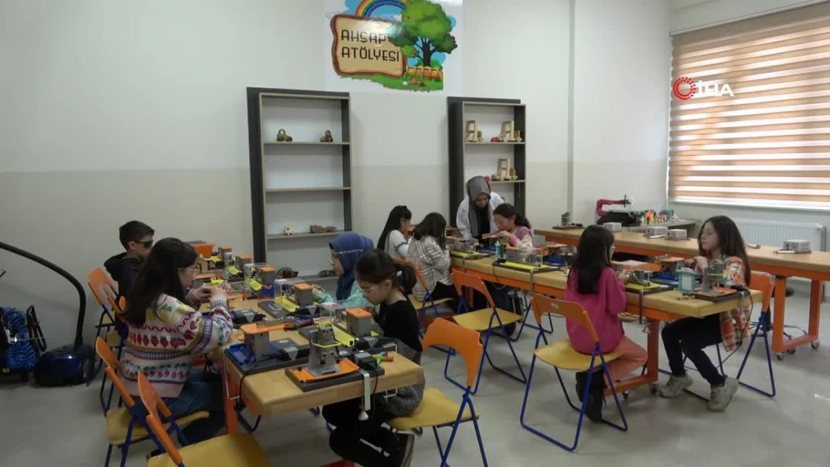 Köy okulundaki öğrenciler için ahşaptan oyuncak üretiyorlar