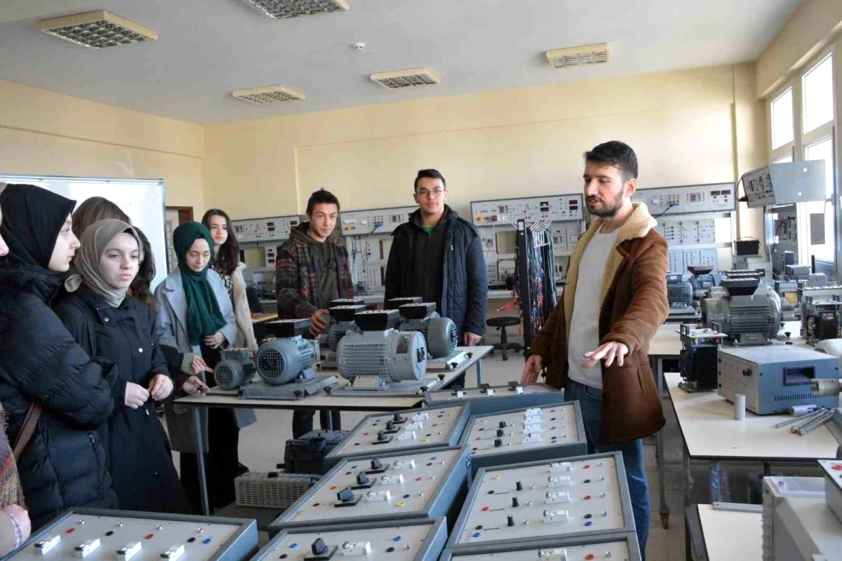 Düzce Anadolu İmam Hatip Lisesi Öğrencileri Düzce Üniversitesi Fakültelerini Ziyaret Etti