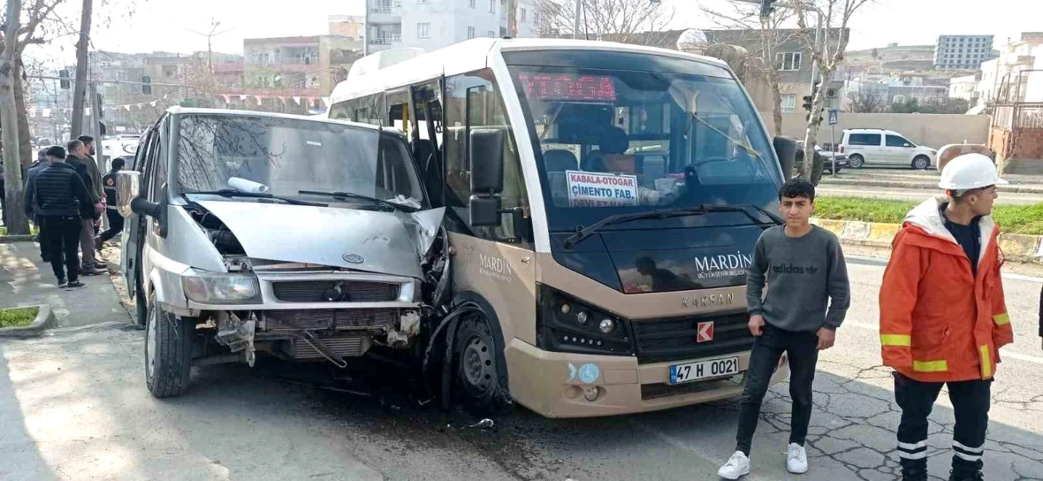 Mardin\'de minibüslerin çarpıştığı kazada 6 kişi yaralandı