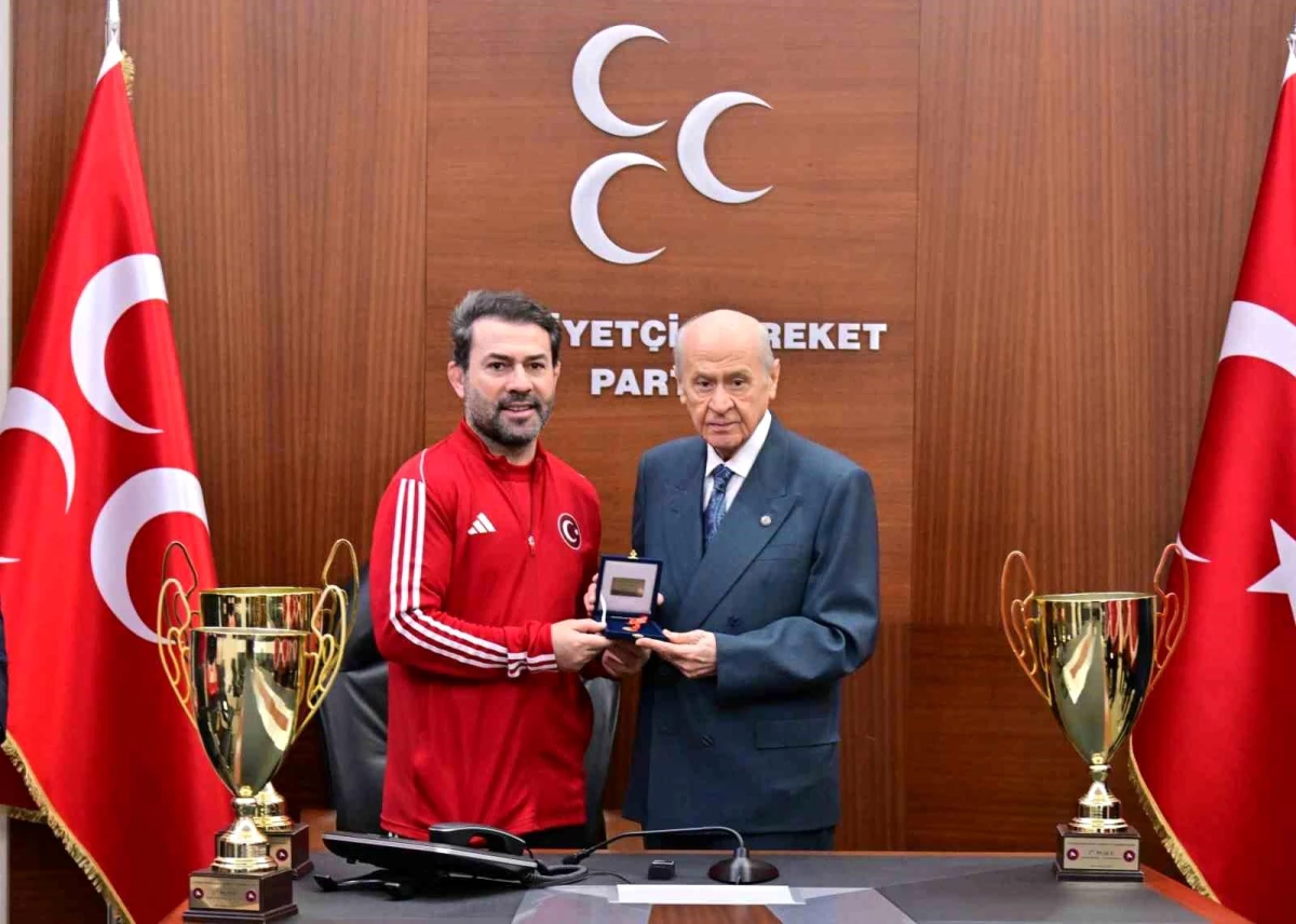 MHP Genel Başkanı Devlet Bahçeli, Avrupa Güreş Şampiyonası\'nda şampiyon olan sporcuları kabul etti