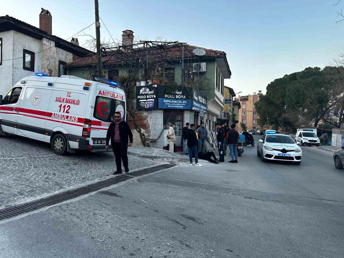 Muğla\'da otomobil ile motosiklet çarpıştı: Motosikletli kurye yaralandı, otomobil sürücüsü kayıplara karıştı