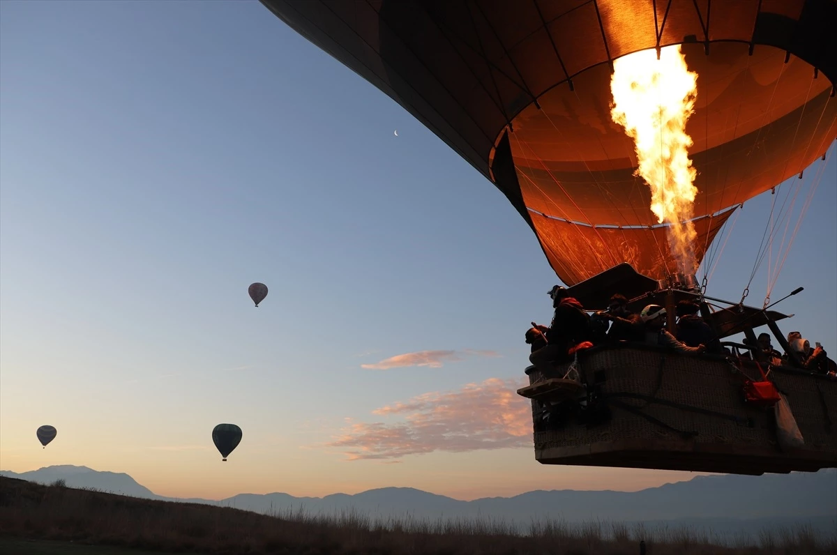 Pamukkale, sıcak hava balon turlarıyla turistlerin ilgisini çekiyor