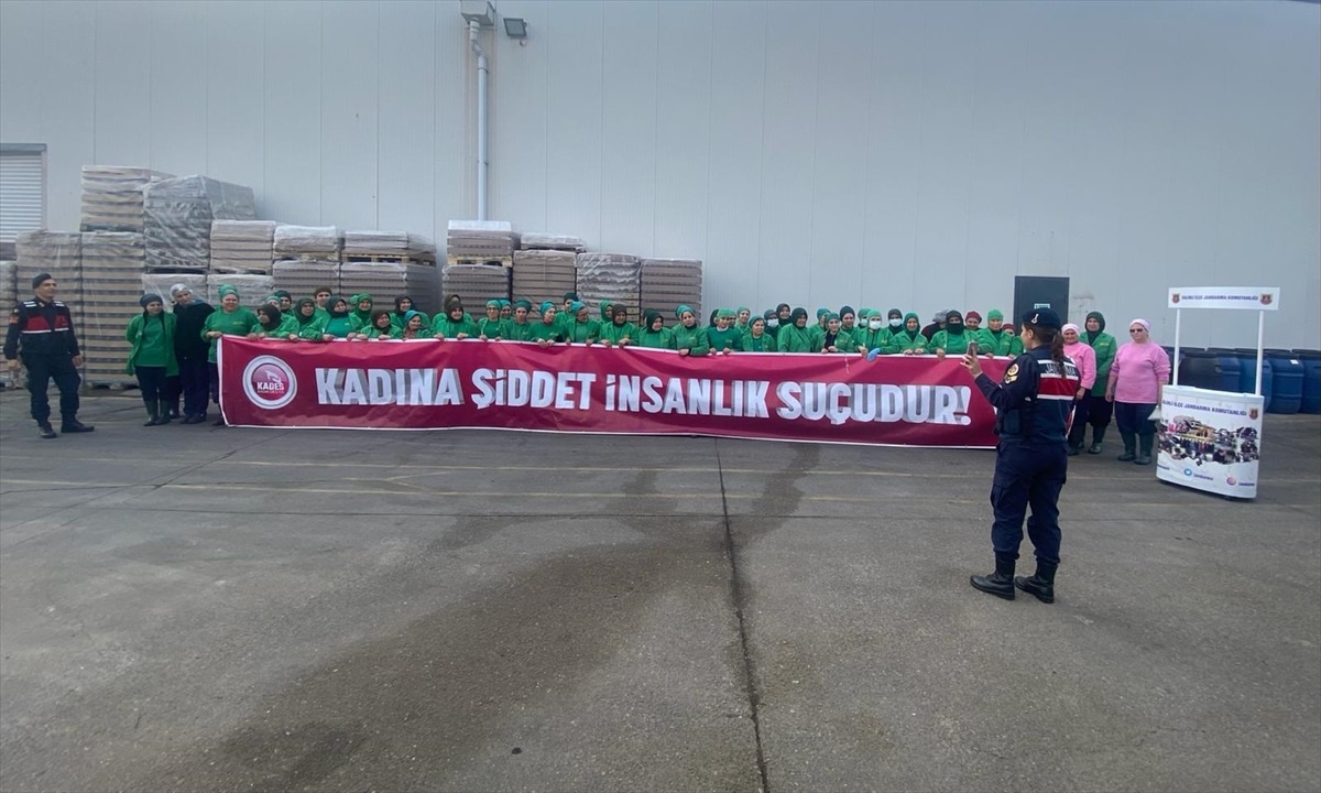 Salihli\'de Kadınlar KADES Uygulaması Hakkında Bilgilendirildi