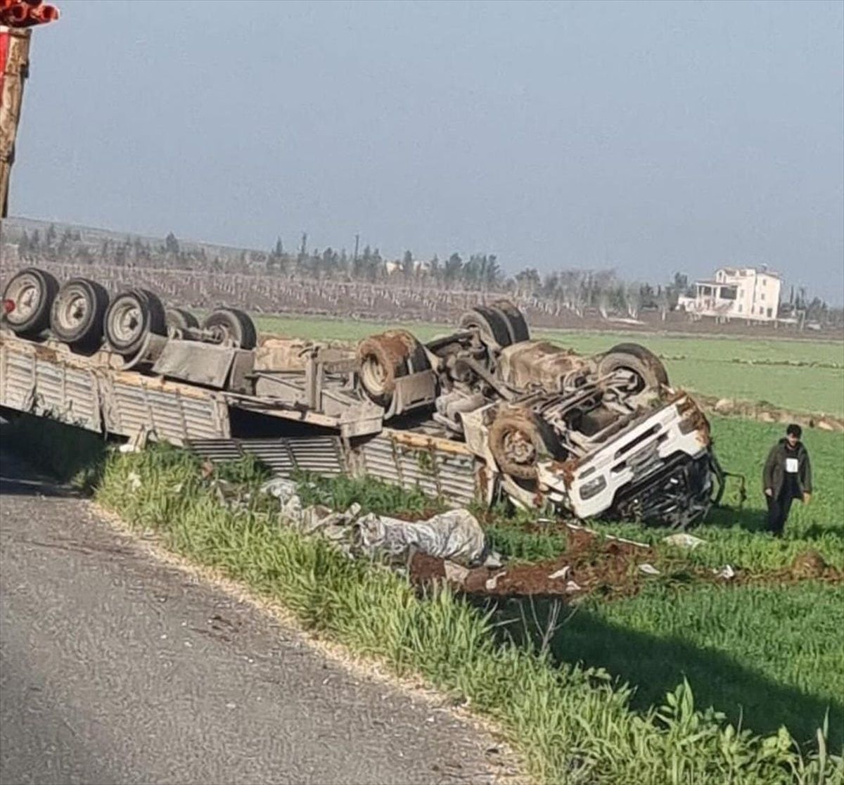 Şanlıurfa\'da devrilen tırın sürücüsü yaralandı