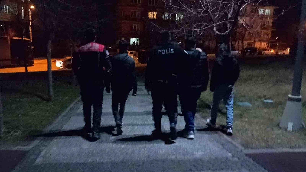 Çorum\'da Sosyal Medya Tartışması Sonucu Parkta Kavga: 2 Yaralı