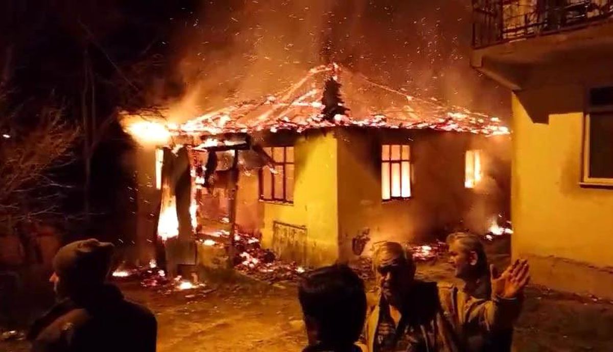 Düzce\'de Tek Katlı Ev Alevlere Teslim Oldu