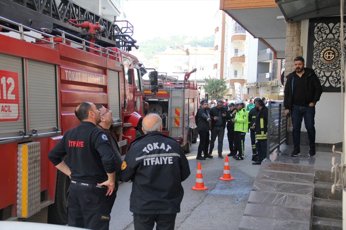 Tokat\'ta otel odasında çıkan yangında ağır yaralanan kişi hastaneye kaldırıldı